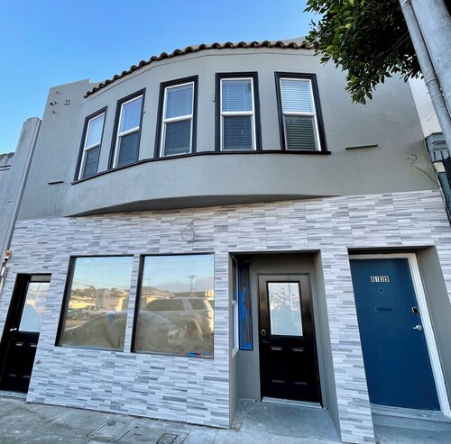 5-bedroom whole apartment perfect for groups 1/2 block from San Francisco Border