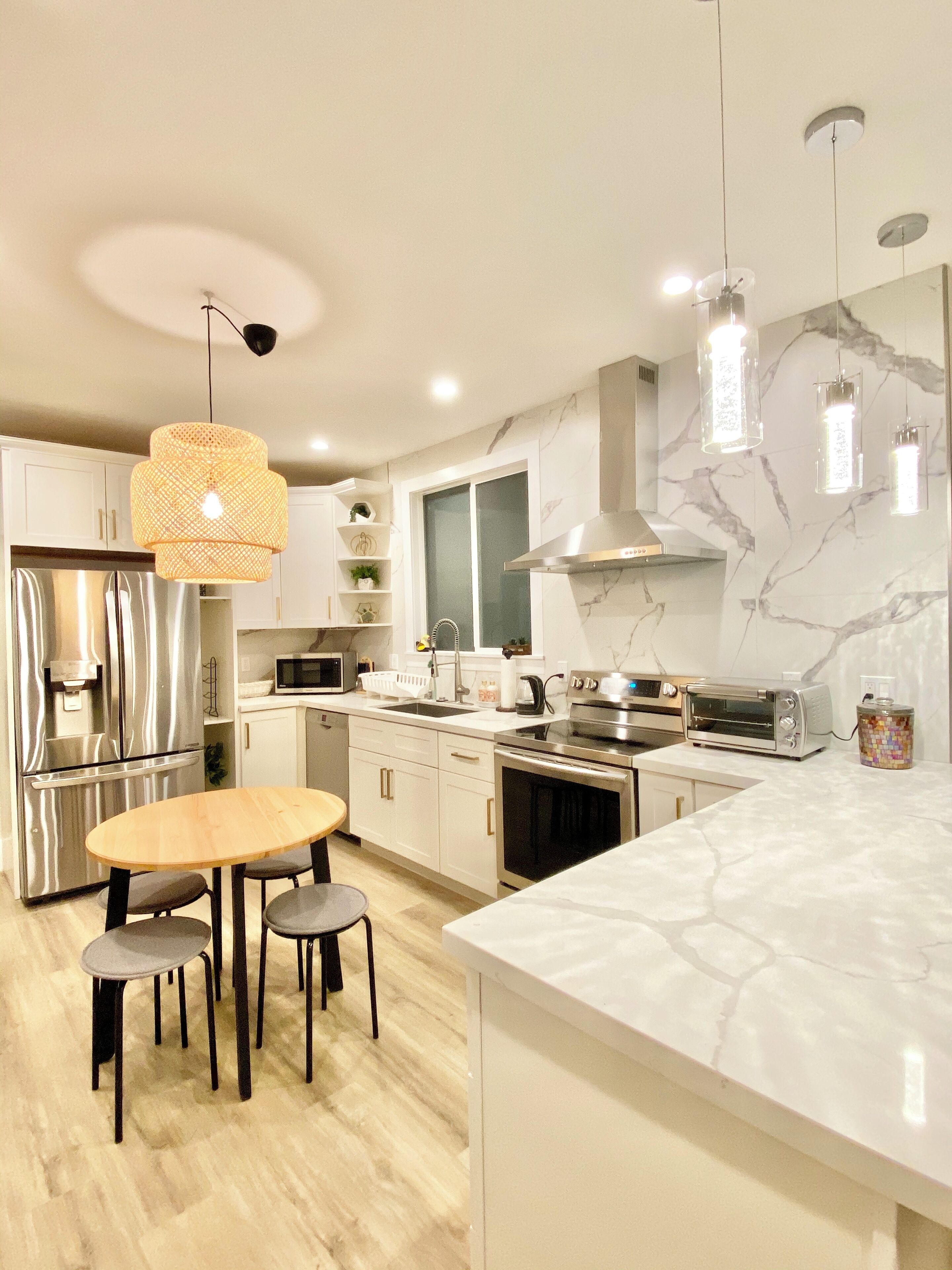 冷蔵庫、電子レンジ、オーブン、コンロ