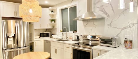 冷蔵庫、電子レンジ、オーブン、コンロ