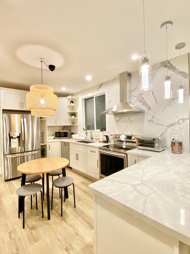 5-bedroom whole apartment perfect for groups 1/2 block from San Francisco Border