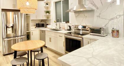 5-bedroom whole apartment perfect for groups 1/2 block from San Francisco Border