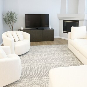 Smart TV, fireplace