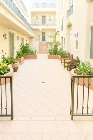 Terrace/patio - 10 mins from LAX, SoFi, Kia Forum, Intuit Dome, Quiet 1 Bedroom 1 Bath Condo (Los Angeles)