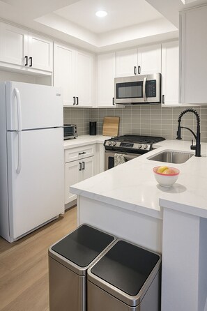 Fridge, microwave, oven, stovetop - 10 mins from LAX, SoFi, Kia Forum, Intuit Dome, Quiet 1 Bedroom 1 Bath Condo (Los Angeles)