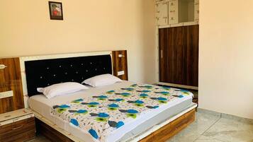 Camas extras/dobráveis (sobretaxa), Wi-Fi de cortesia, roupa de cama