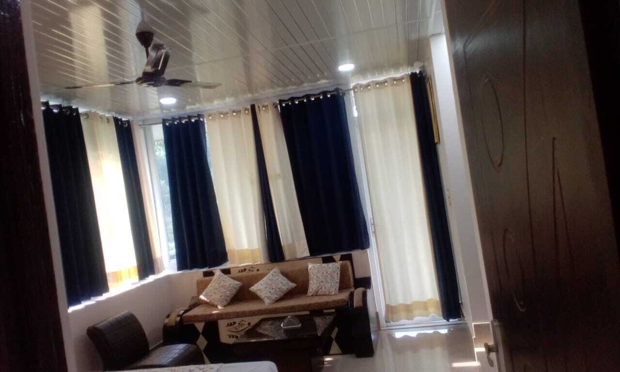 Quarto luxo | Área de estar | TV de tela plana 32 polegadas com canais a cabo