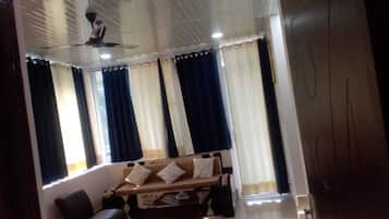 Quarto luxo | Área de estar | TV de tela plana 32 polegadas com canais a cabo