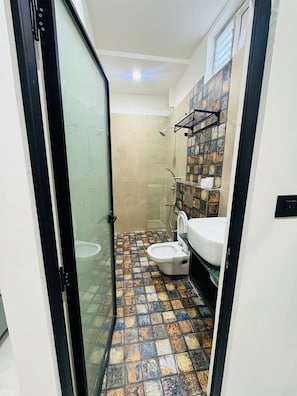 Deluxe Double Room | Bathroom | Shower, towels, soap, shampoo - The 5 Story (Hyderabad)