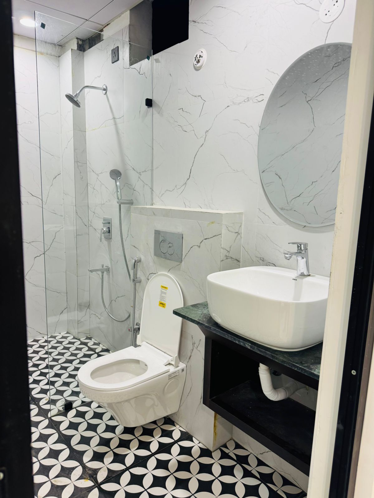 Deluxe Double Room | Bathroom | Shower, towels, soap, shampoo