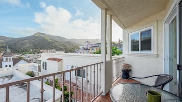 Penthouse Mewah, balkon, pemandangan laut | Tempat makan outdoor