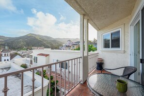 Penthouse Mewah, balkon, pemandangan laut | Tempat makan outdoor