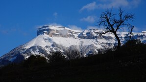 Une montagne enneigée sous un ciel dégagé.
