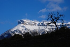 A snow-covered mountain with a clear sky. - Le gite à Géo – Charming Renovated House with Space, Authenticity, and Nature (Thoiry)