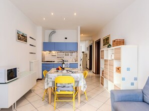 Fridge, microwave, oven, cookware/dishes/utensils - Casa Martinetta by Interhome (Como)