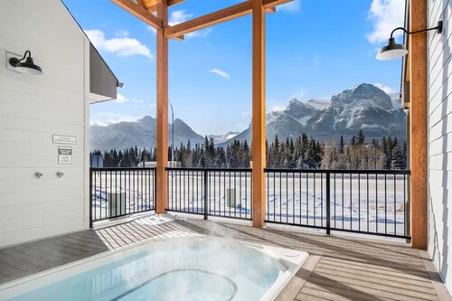 Scenic 3BR Townhouse with Mountain Views Near Banff!