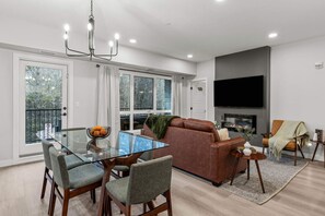 Smart TV, fireplace - Brand New 3BR Rockies Haven w/ Balcony, Pool & Gym (Dead Man`s Flats)