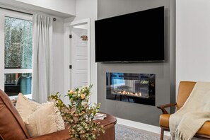 Smart TV, fireplace - Brand New 3BR Rockies Haven w/ Balcony, Pool & Gym (Dead Man`s Flats)