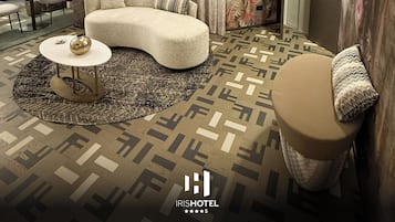 Minibar, safe på rommet, skrivebord og skrivebord for bærbar PC