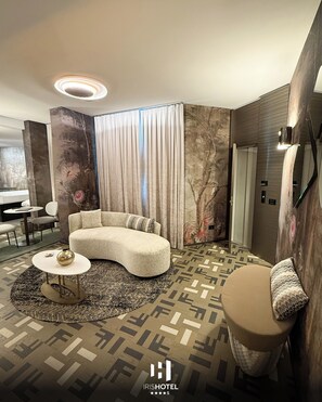 Minibar, in-room safe, desk, laptop workspace - Hotel Iris Franciacorta (Erbusco)