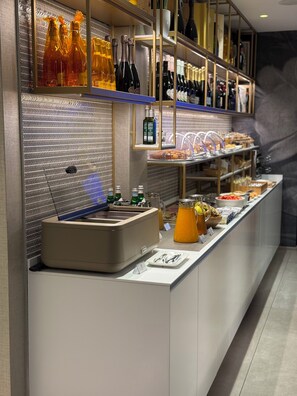 Free daily buffet breakfast  - Hotel Iris Franciacorta (Erbusco)