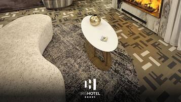 Minibar, Zimmersafe, Schreibtisch, laptopgeeigneter Arbeitsplatz