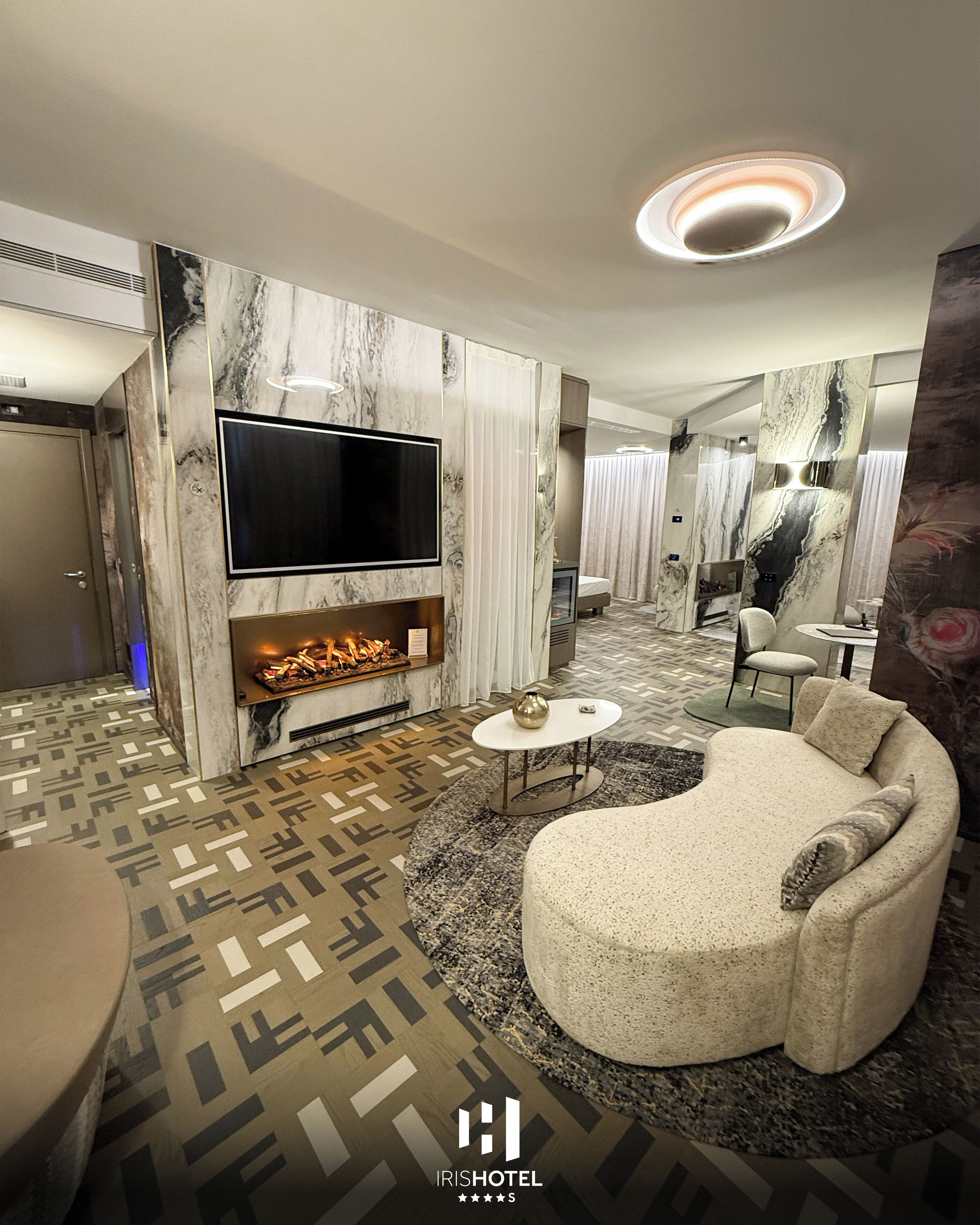 Minibar, Zimmersafe, Schreibtisch, laptopgeeigneter Arbeitsplatz