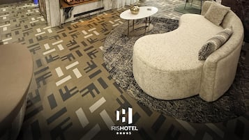 Minibar, Zimmersafe, Schreibtisch, laptopgeeigneter Arbeitsplatz