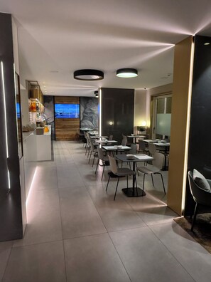 Free daily buffet breakfast  - Hotel Iris Franciacorta (Erbusco)