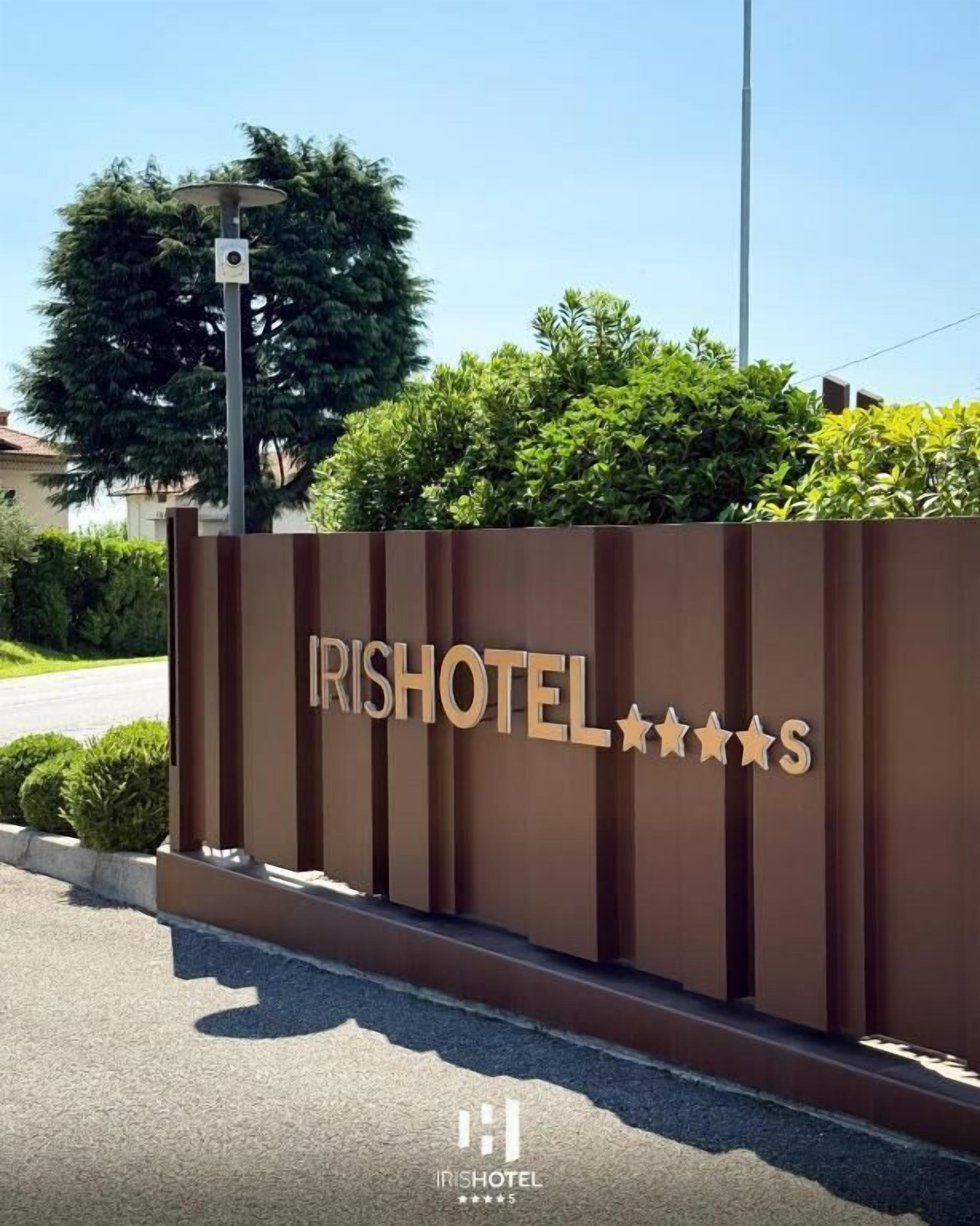 A hotel entrance with a sign reading "IRISHOTEL" and five stars.