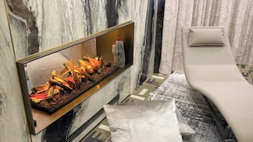 Minibar, coffres-forts dans les chambres, bureau