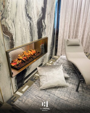 Minibar, in-room safe, desk, laptop workspace - Hotel Iris Franciacorta (Erbusco)