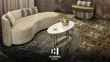 Minibar, Zimmersafe, Schreibtisch, laptopgeeigneter Arbeitsplatz