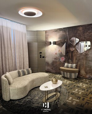 Minibar, in-room safe, desk, laptop workspace - Hotel Iris Franciacorta (Erbusco)