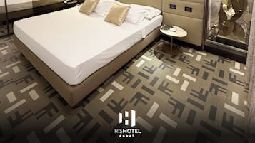 Minibar, safe på rommet, skrivebord og skrivebord for bærbar PC