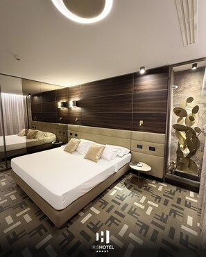 Minibar, in-room safe, desk, laptop workspace - Hotel Iris Franciacorta (Erbusco)