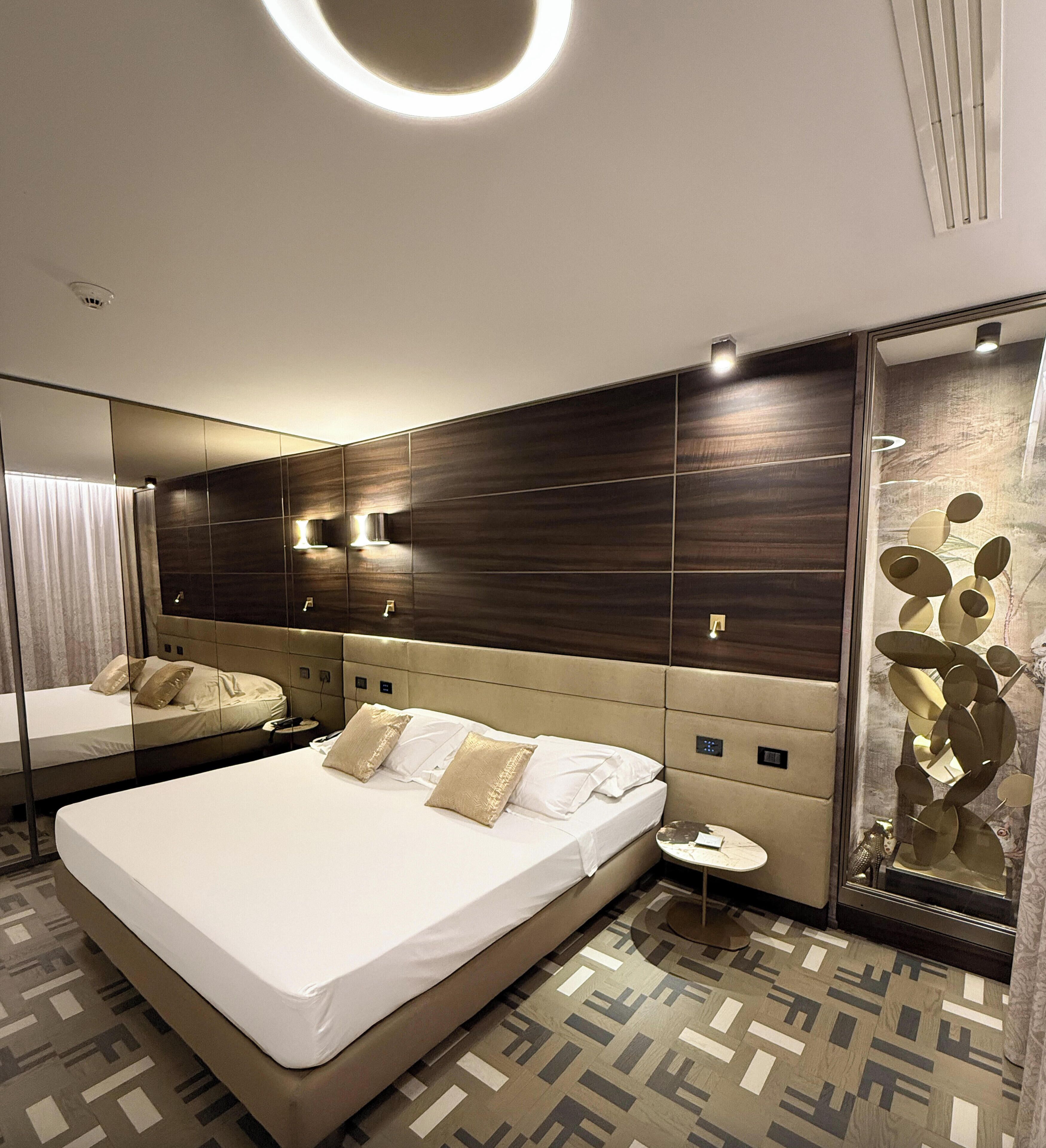 Minibar, Zimmersafe, Schreibtisch, laptopgeeigneter Arbeitsplatz