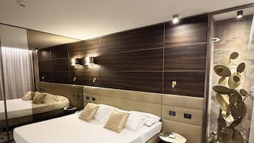 Minibar, Zimmersafe, Schreibtisch, laptopgeeigneter Arbeitsplatz