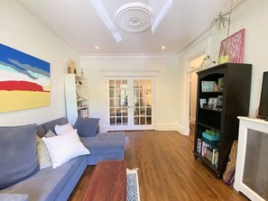 TV, books - 2-bedroom large impeccable apartment in fabulous Montréal. (Montréal)
