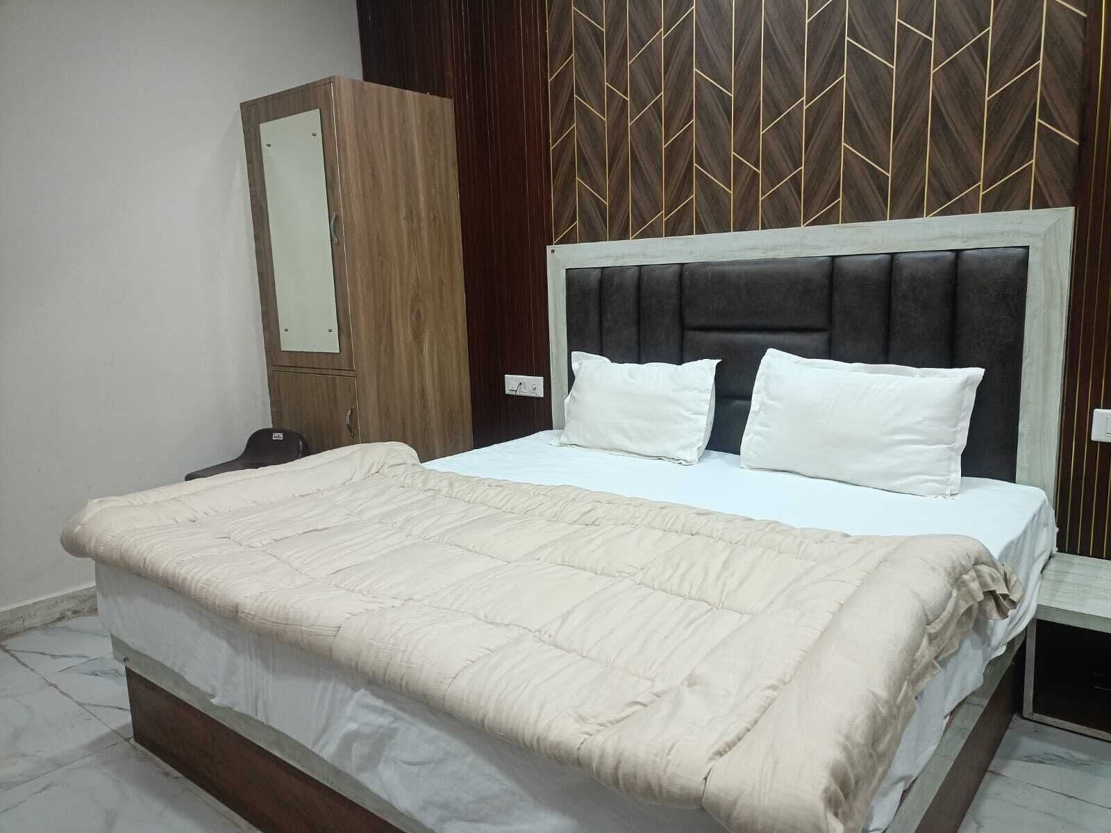 Habitación doble superior, vistas a la ciudad | Escritorio, tabla de planchar con plancha, wifi gratis
