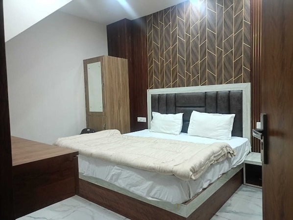 Habitación doble superior, vistas a la ciudad | Escritorio, tabla de planchar con plancha, wifi gratis