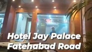 Hotel Jay Palace med et tydeligt skilt og indgang.