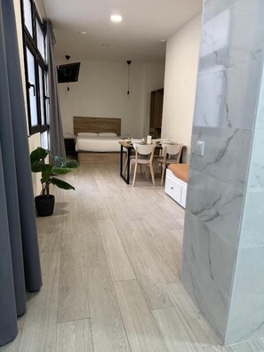 Apartment, Parkblick | Verdunkelungsvorhänge, schallisolierte Zimmer, Bügeleisen/Bügelbrett