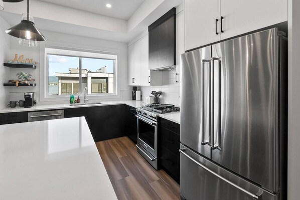 Apartment | 4 bedrooms - Tranquil Getaway w Scenic Views Cozy Comfort (West Kelowna)