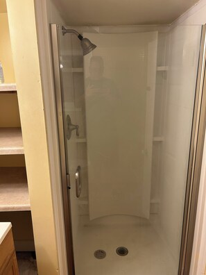 Secadora de cabello, toallas, jabón, papel de baño 