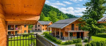 Chalet chaleureux avec sauna face à un lac alpin