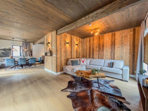 Chalet chaleureux avec sauna face à un lac alpin