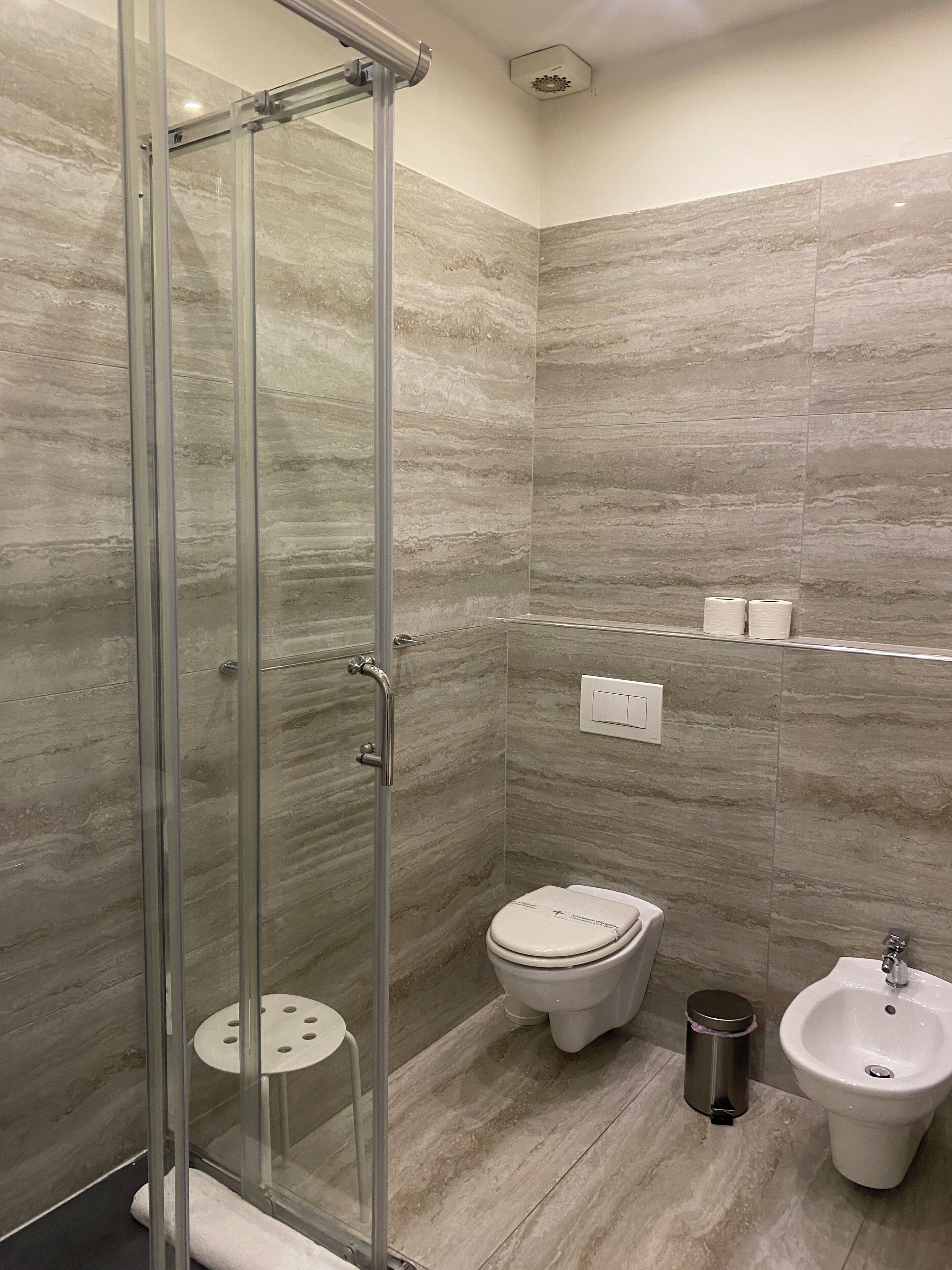 Ducha, secador de pelo, bidet, toallas