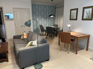 TV, books - Fern Hollow - unwind in this nature inspired suite in Edgemont Village. (North Vancouver)