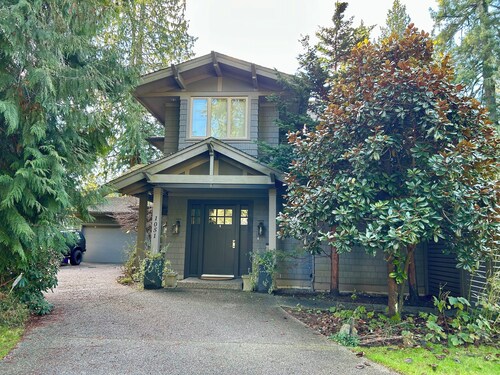 Fern Hollow - unwind in this nature inspired suite in Edgemont Village.