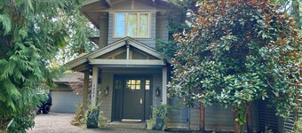 Fern Hollow - unwind in this nature inspired suite in Edgemont Village.